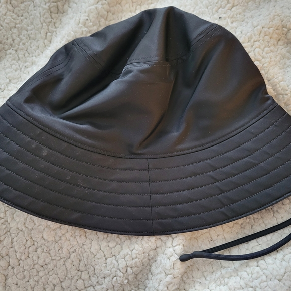 Lululemon Black Bucket Hat with Detachable Silver Toggle - Picture 3 of 3